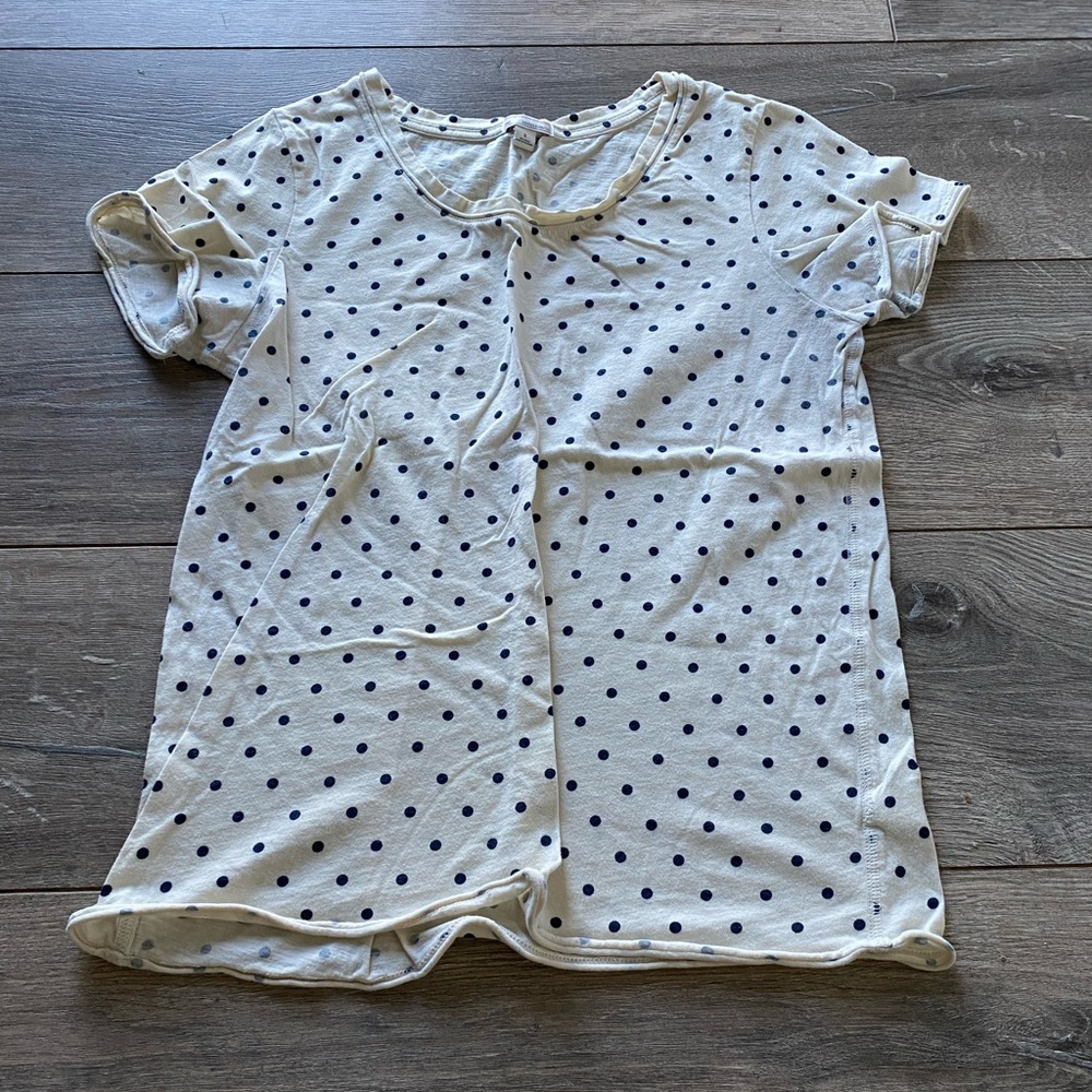 GAP Polka dot tee. Size S. Cream and navy blue dots.